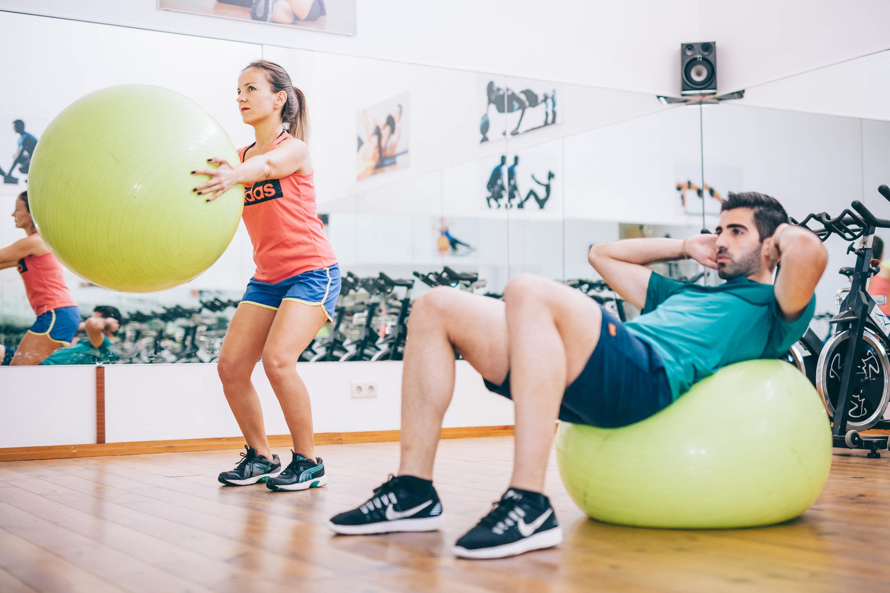 Grand Muthu Forte do Vale Albufeira Exterior foto A man and a woman doing sit-ups