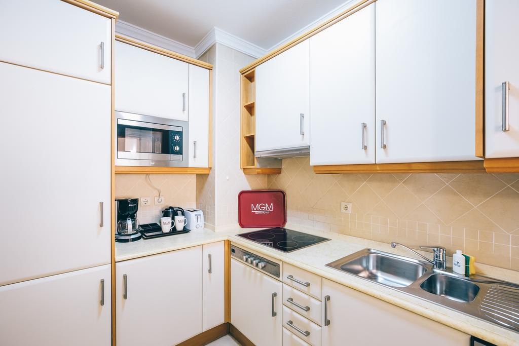 Grand Muthu Forte do Vale Albufeira Exterior foto A typical kitchen in a serviced apartment